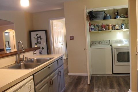 Tiny photo for 5010 El Sol Street, Dallas, TX 75236 (MLS # 21101739)