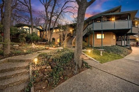 Photo of 804 Valley Oaks Court, Arlington, TX 76012 (MLS # 21179831)