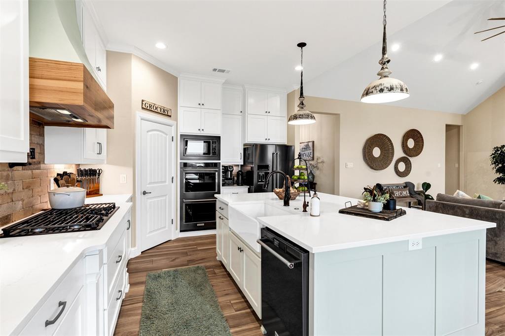 Weatherford, Texas 76088, United States, 3 Bedrooms Bedrooms, ,3 BathroomsBathrooms,Residential,Active,93295