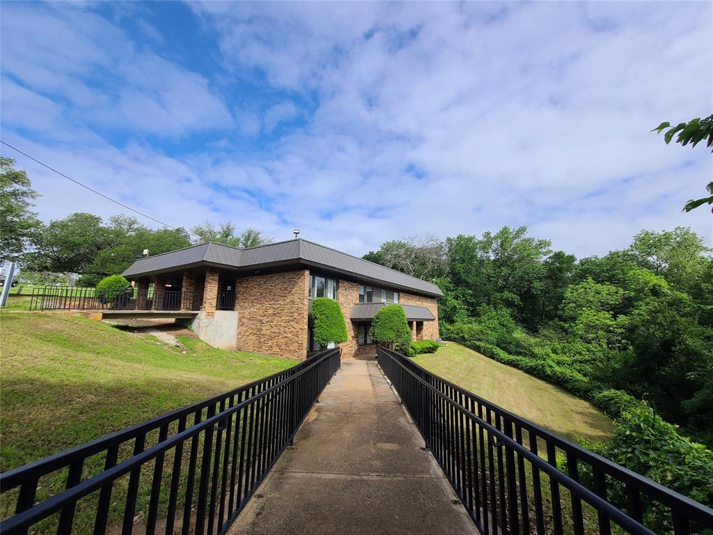 DENISON MEDICAL PARK CLINIC - Commercial Lease