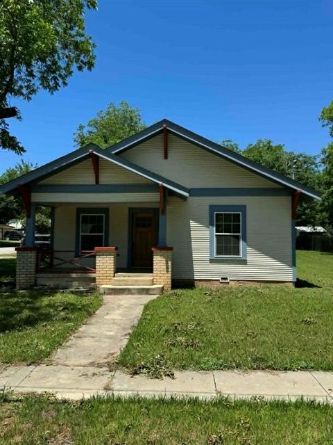 Photo of 230 SW Live Oak ST, Dublin, TX 76446 (MLS # 21296469)