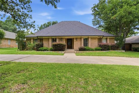 Photo of 1515 Oak Forest Drive, Graham, TX 76450 (MLS # 21276006)