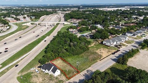 Photo of 638 N M L King Jr Boulevard, Grand Prairie, TX 75050 (MLS # 21307997)
