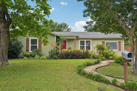 Photo of 517 Norwood Drive, Hurst, TX 76053 (MLS # 21306009)