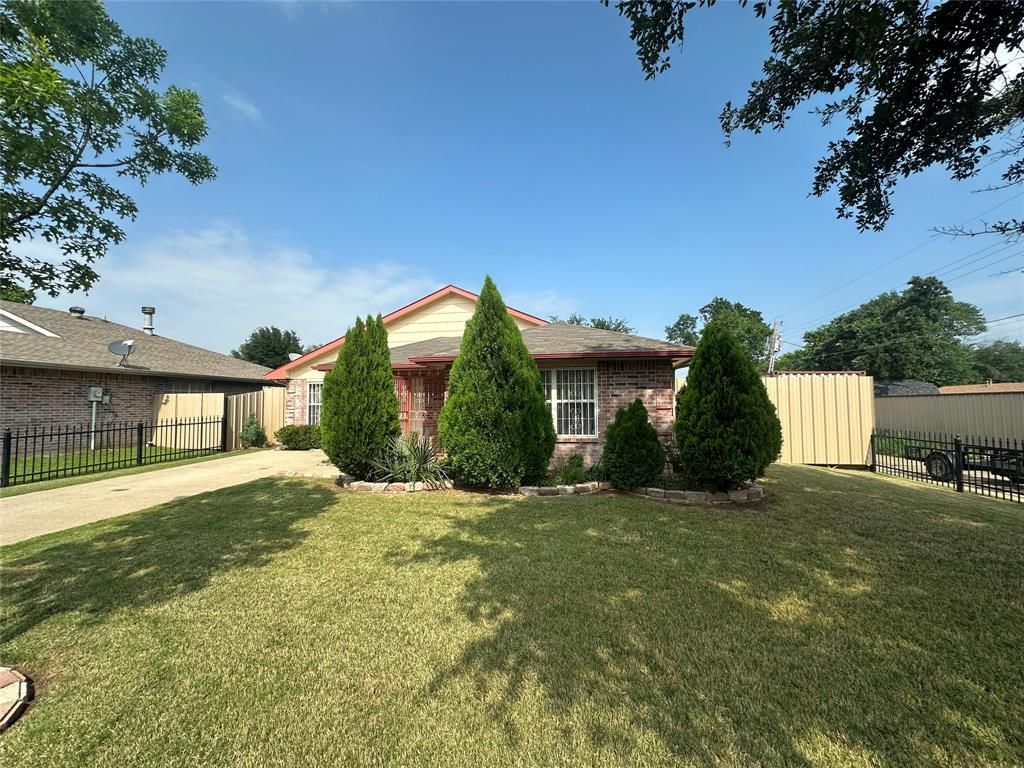 Photo of 916 Algonquin Drive, Dallas, TX 75217 (MLS # 21244852)