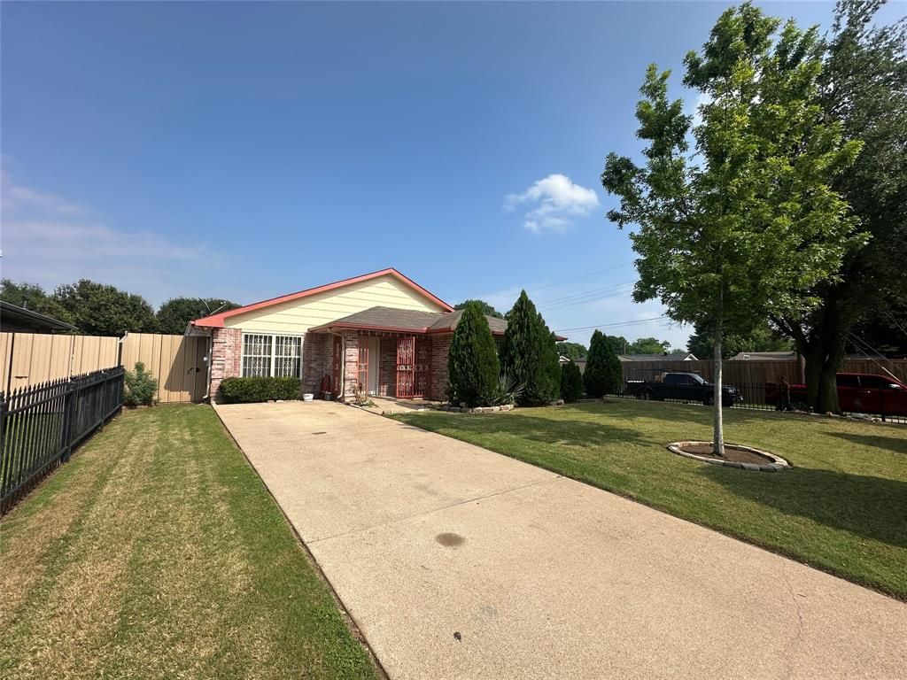 Photo of 916 Algonquin Drive, Dallas, TX 75217 (MLS # 21244852)