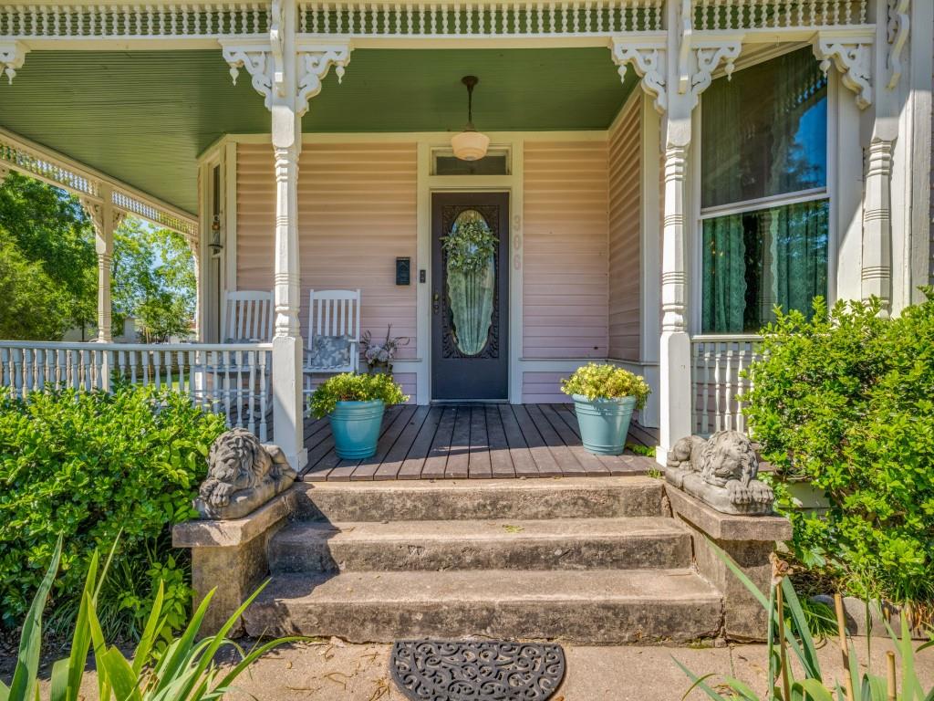 306 E Tarrant Street