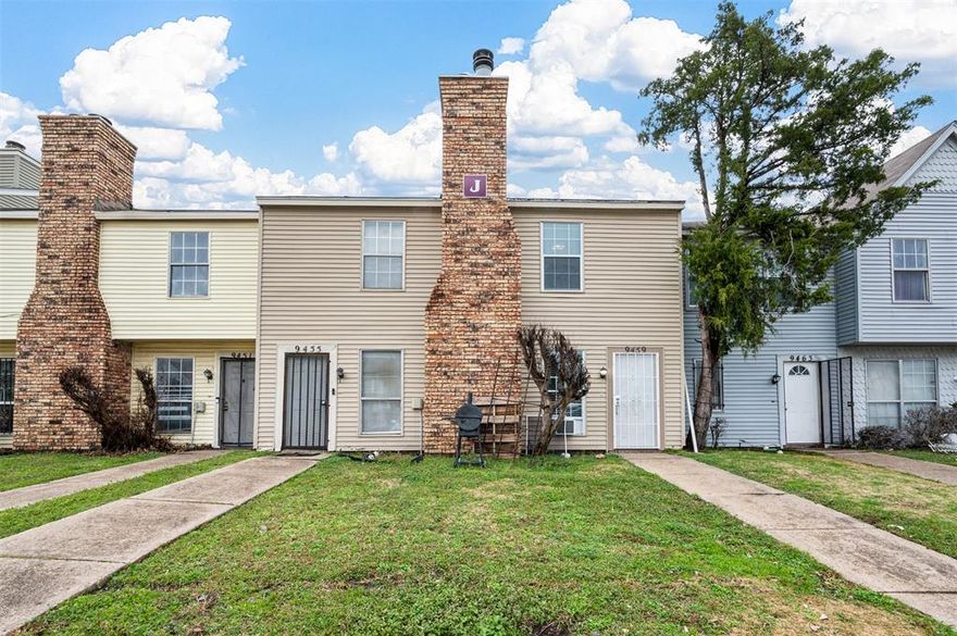 **BRAND NEW HVAC & WATER HEATER** This adorable 1-bedroom, 1.5-bathroom townhome is the perfect blend of comfort and convenience! Featuring an open-concept layout, the kitchen offers ample counter space, a refrigerator, and a seamless flow into the living area—perfect for entertaining. Enjoy cozy nights by the charming brick fireplace or step outside to explore the vibrant dining, shopping, and entertainment options nearby. With easy access to major highways, commuting is a breeze! Don't miss out on this fantastic opportunity—schedule your tour today!