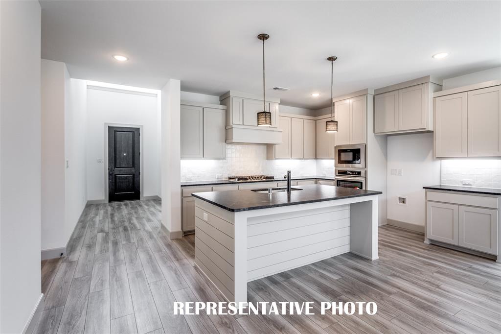 5609 Golden Sun Lane