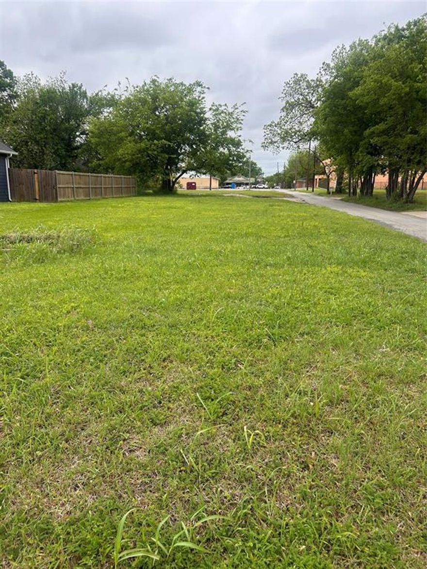 Prime opportunity in fast growing Sherman Tx! This lot offers the perfect setting to build your dream home or invest! Buyers and buyers agent responsible for verifying all regarding this property.