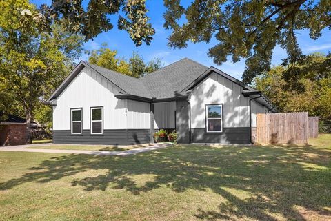 Photo of 201 W South Street, Whitesboro, TX 76273 (MLS # 21092950)