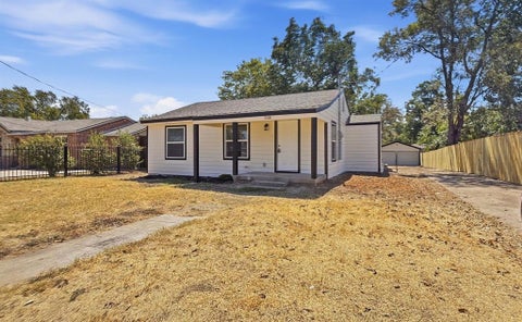 Photo of 5108 Dallas Avenue, Fort Worth, TX 76112 (MLS # 21388338)