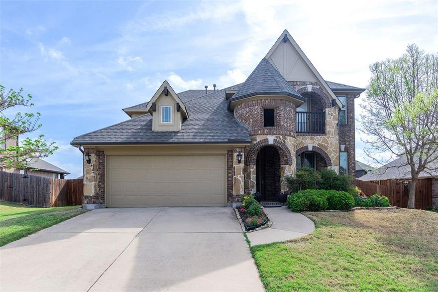 Gorgeous house with well design and lovely floor plan, a lot of upgrades, elegant front porch stones, upstairs balcony, kitchen featuring with abundance of cabinets and huge counter space, large walk-in pantry, granite countertops, extra space under stairway. Oversized Master suite with 2 separate vanities, double sinks, garden tub. upstairs balcony area makes your day so relax with warm a cup of coffee or a glass of wine. Large, covered patio is another great for entertaining