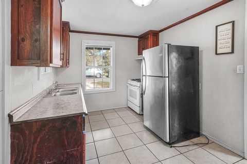 Tiny photo for 208 3rd Street, Whitesboro, TX 76273 (MLS # 21141334)