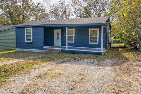 Tiny photo for 208 3rd Street, Whitesboro, TX 76273 (MLS # 21141334)