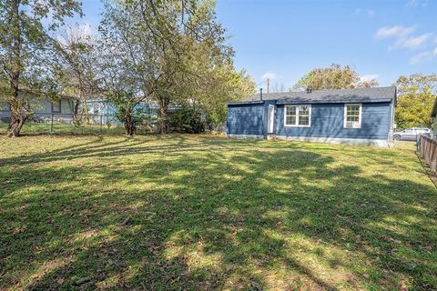 Tiny photo for 208 3rd Street, Whitesboro, TX 76273 (MLS # 21141334)