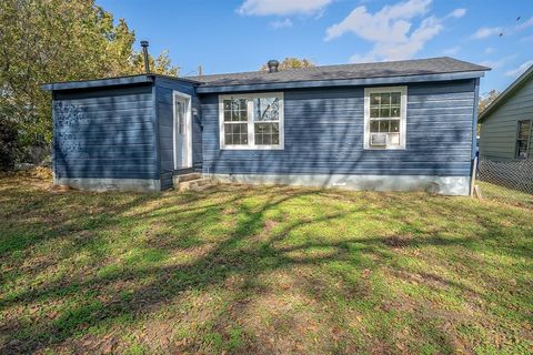 Tiny photo for 208 3rd Street, Whitesboro, TX 76273 (MLS # 21141334)