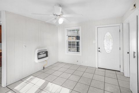 Tiny photo for 208 3rd Street, Whitesboro, TX 76273 (MLS # 21141334)