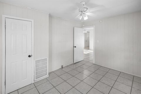 Tiny photo for 208 3rd Street, Whitesboro, TX 76273 (MLS # 21141334)