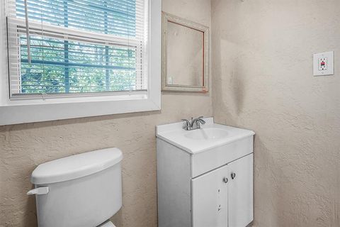 Tiny photo for 208 3rd Street, Whitesboro, TX 76273 (MLS # 21141334)