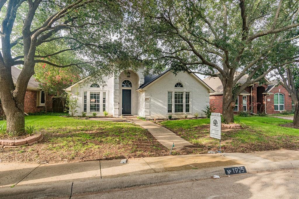 1925 Crestlake Drive