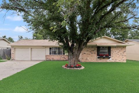 Photo of 1621 Lee Street, Kaufman, TX 75142 (MLS # 21299207)