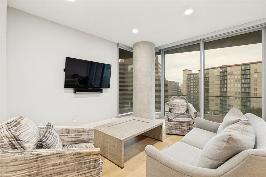 3130 N Harwood Street 905