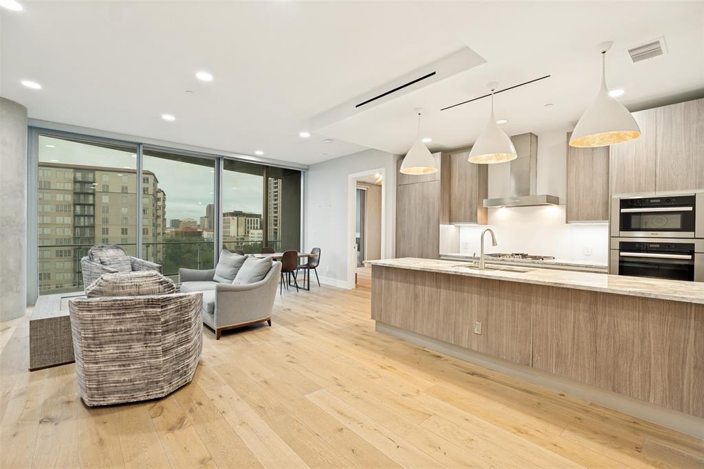 3130 N Harwood Street 905