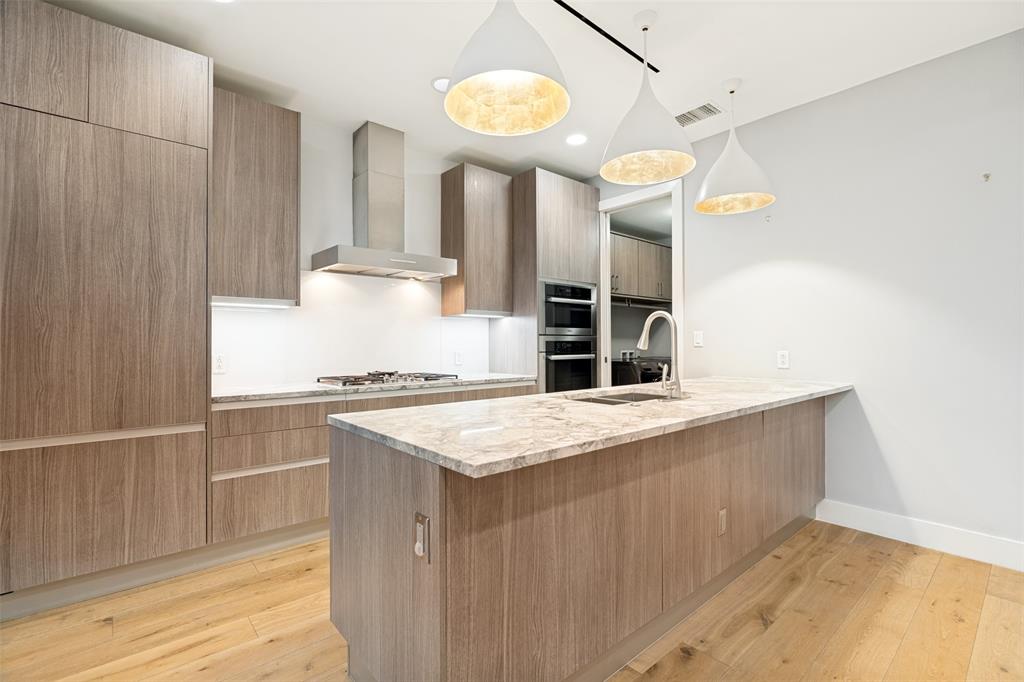 3130 N Harwood Street 905