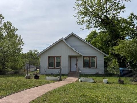 Photo of 1400 W Chestnut St, Denison, TX 75021 (MLS # 21246532)