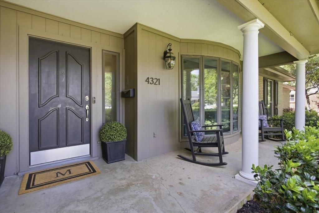 4321 Selkirk Drive W