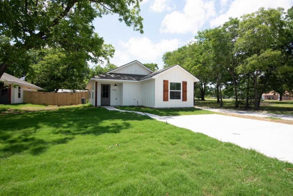 Photo 1 of 12 — 1321 Franklin Avenue, Bonham, TX 75418