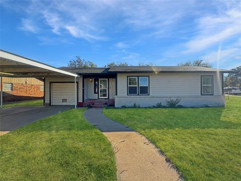 Photo of 211 Oak St, Roscoe, TX 79545 (MLS # 21129029)