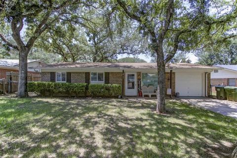 Photo of 604 26th Avenue, Mineral Wells, TX 76067 (MLS # 21258084)