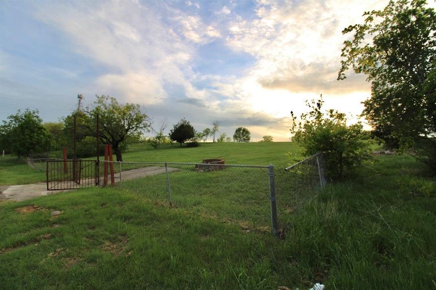 Perfect building opportunity for any builder or new homeowner that’s looking to build their dream home. This is a beautiful large size lot located in the heart of Dallas with beautiful views of the city schedule you’re showing today come out and see this slot in person. Plenty of space for a large backyard and front yard or larger house.