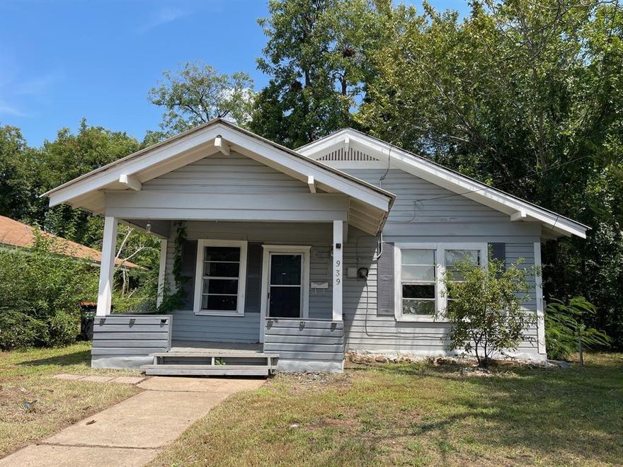 INVESTORS SPECIAL! 3 bedroom 1 bath frame home with metal roof, ch-a, recent outside paint. Has been a rental property for 20 years most recently rented for $850 month. Large backyard, and detached garage with storage area.