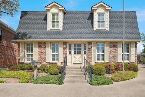 Photo of 2723 Lawtherwood Court, Dallas, TX 75214 (MLS # 21216209)