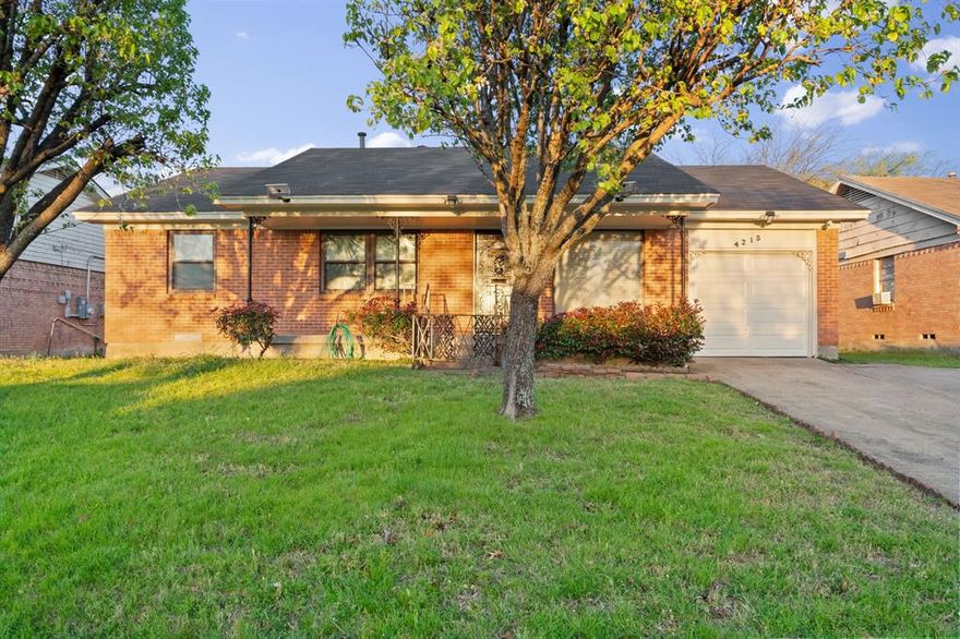MOVE IN READY!!! Cozy 3 bed 1.1 bath Home Located in Dallas, TX!