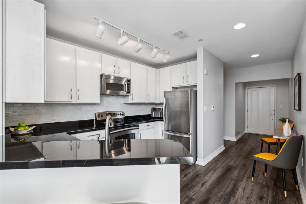 500 Throckmorton Street 606