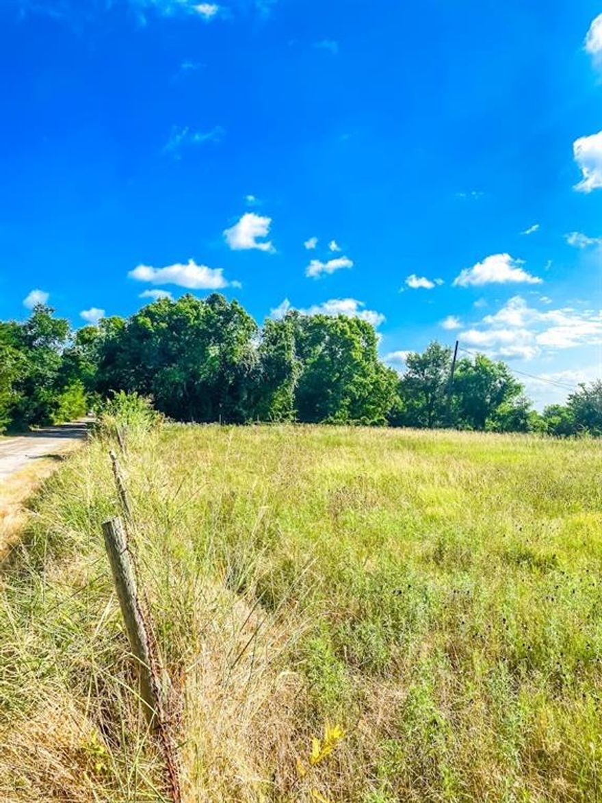 Unimproved corner lot in residential area with NO RESTRICTIONS.  Fenced on 3 sides.  Electricity and city services available.   Seller reserving minerals.
