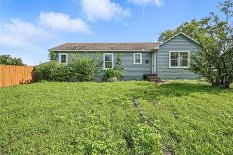 Photo of 504 E Bonham Street, Tom Bean, TX 75491 (MLS # 21144275)