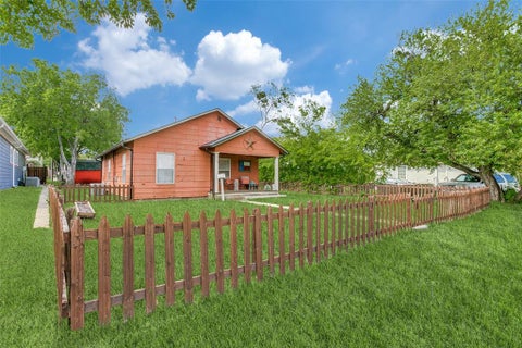 Photo of 612 E Wall Street, Grapevine, TX 76051 (MLS # 21335579)