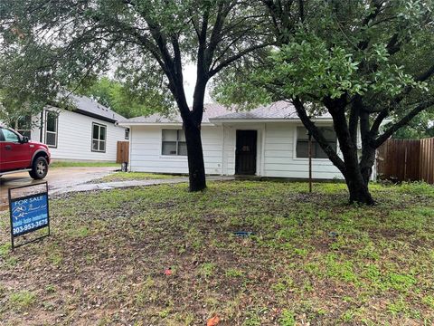 Photo of 605 S Ann Street, Terrell, TX 75160 (MLS # 20968656)