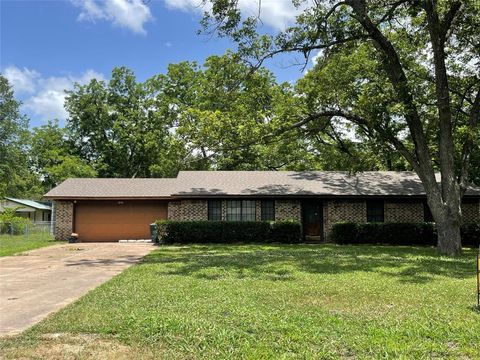 A home in Roxton