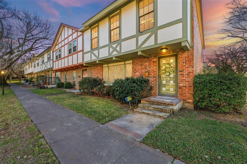 Arlington Downs Twnhs - Residential