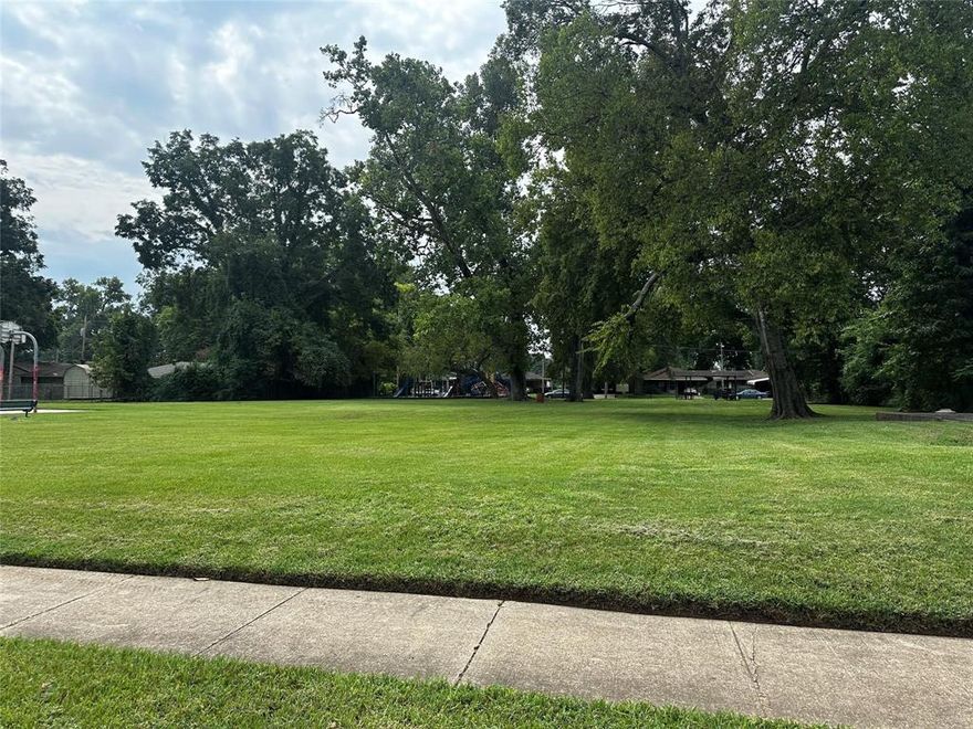 Seize the opportunity to build your home on this residential lot in Waterside Sub. Zoned for residential use, allowing you to build a single-family home or a custom-designed residence that suits your lifestyle. Essential utilities are readily available, streamlining your building process.