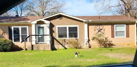 Photo of 124 James Road, Kilgore, TX 75662 (MLS # 21243958)