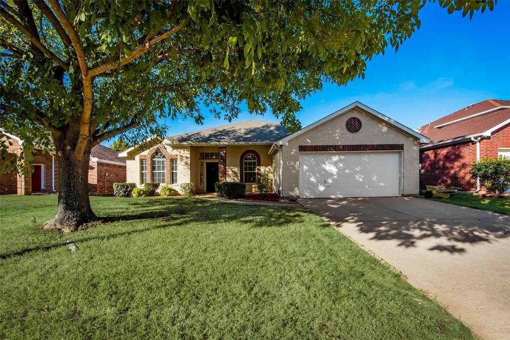 Photo of 2732 Excalibur Drive, Grand Prairie, TX 75052 (MLS # 21233862)