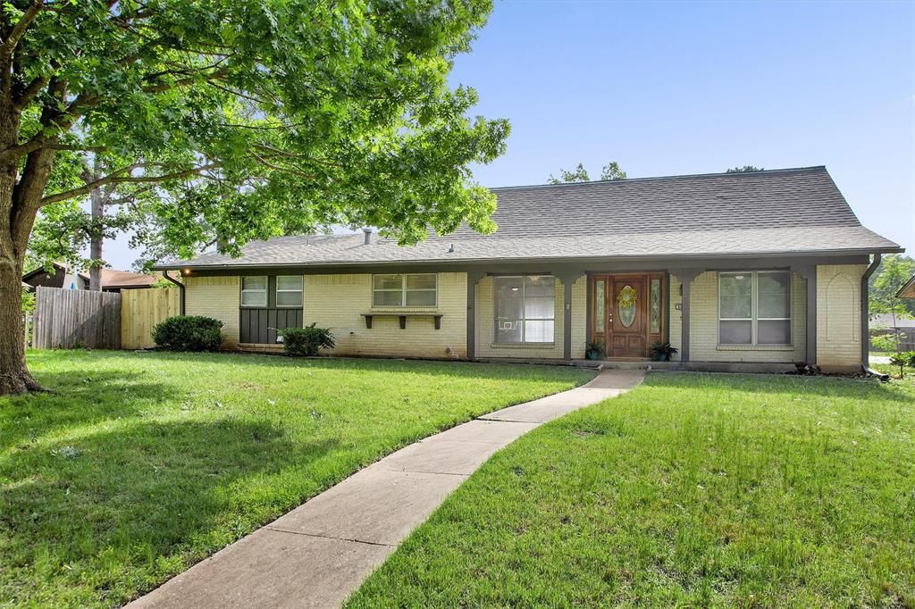 Photo of 800 Glen Key Street, Denison, TX 75020 (MLS # 21248486)