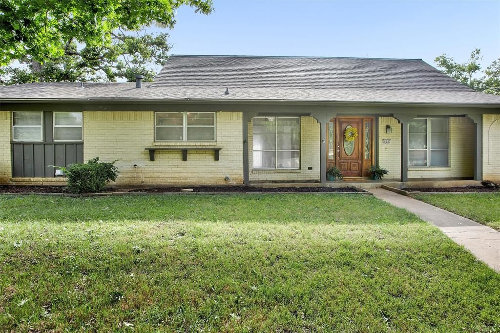 Photo of 800 Glen Key Street, Denison, TX 75020 (MLS # 21248486)